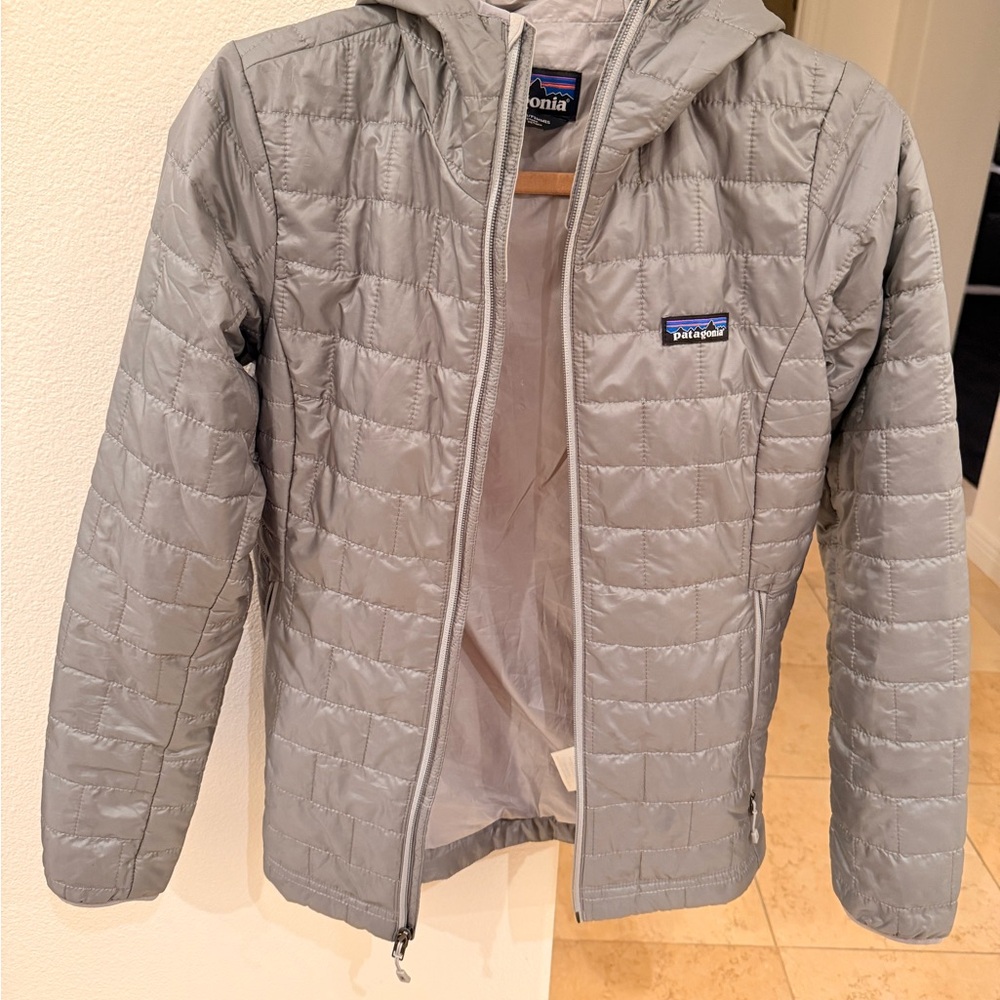 Patagonia Light Gray Puffer Jacket with Hood and Slim Fit